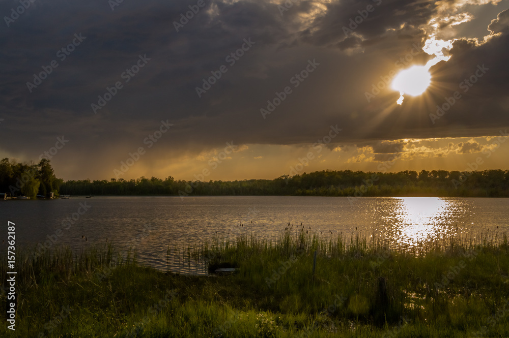 Obraz premium Impending Rain as Sun Peaks Through