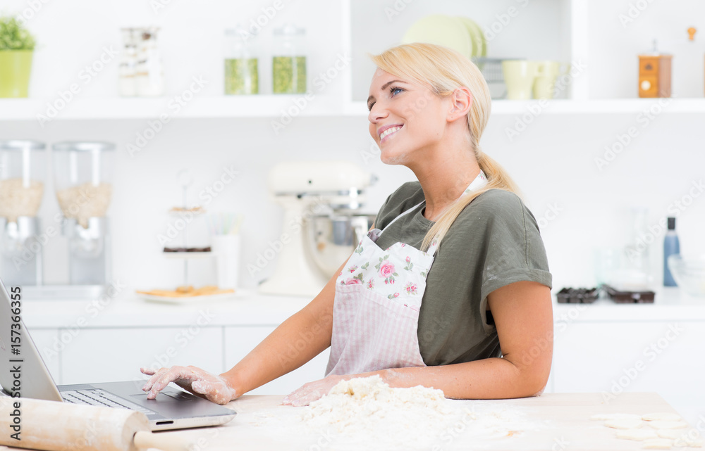 junge frau macht einen backkurs im internet junge frau macht einen backkurs im internet