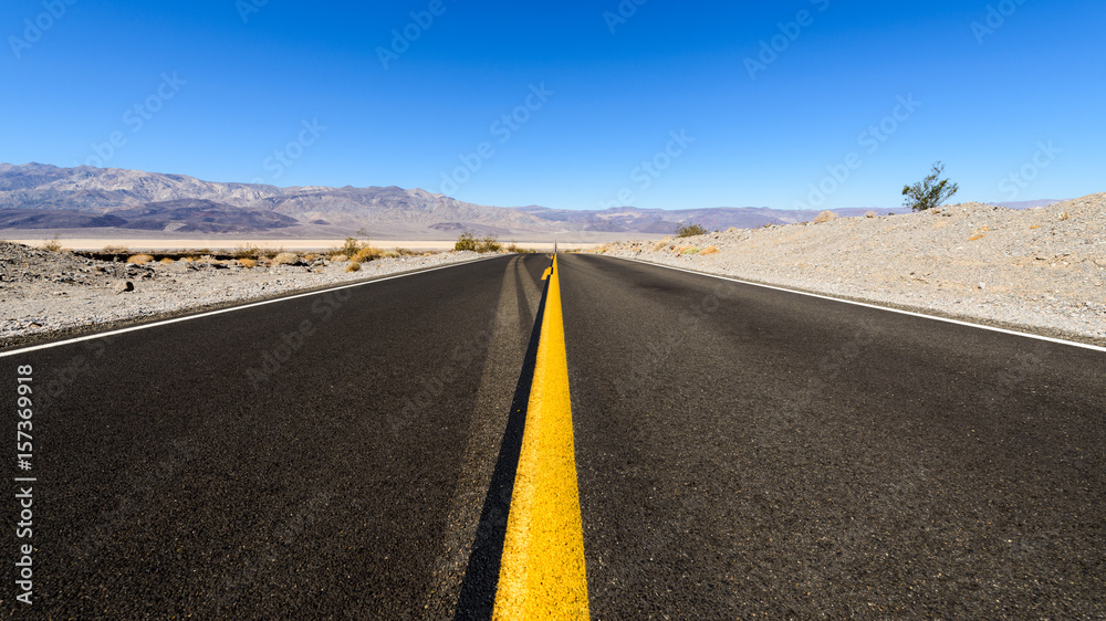 Naklejka premium Empty road in Death Valley, California, USA