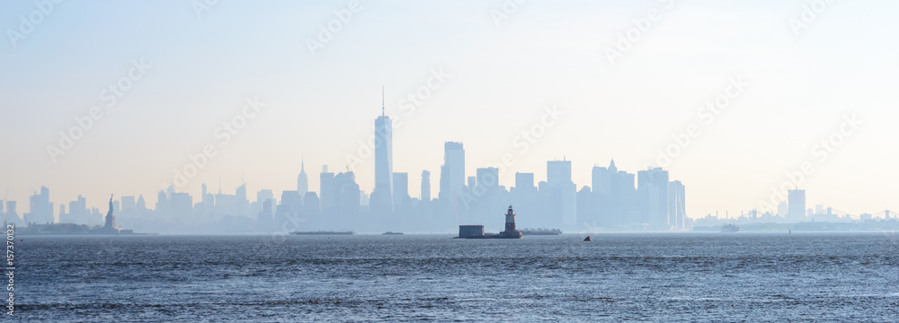 Φωτογραφία Skyline of New York City in the morning fog