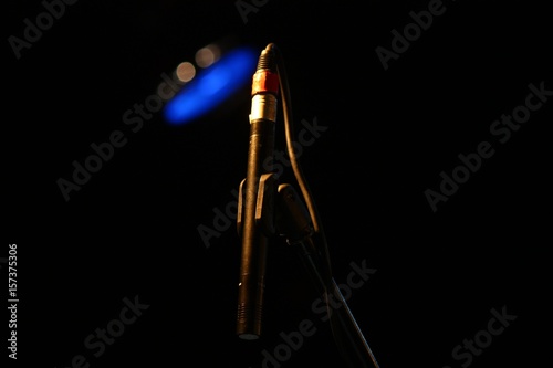 Mikrofon im Spotlight - Tonaufnahme auf der Bühne