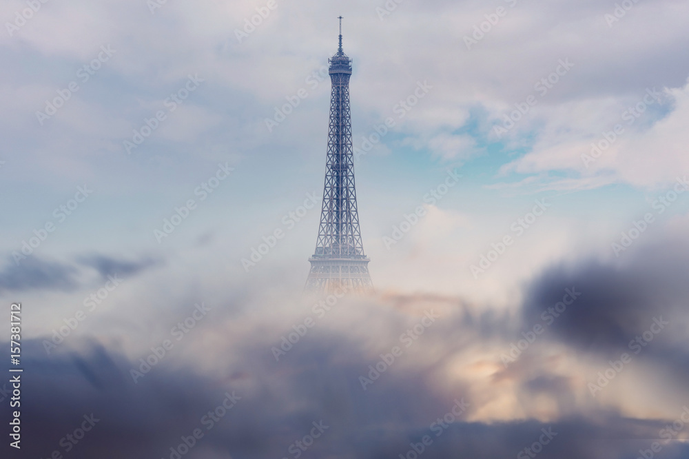 Obraz premium Dramatic sky and Eiffel tower in Paris, storm is coming, France