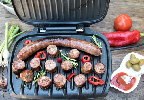 kräftige Bratwurst auf Tischgrill photo