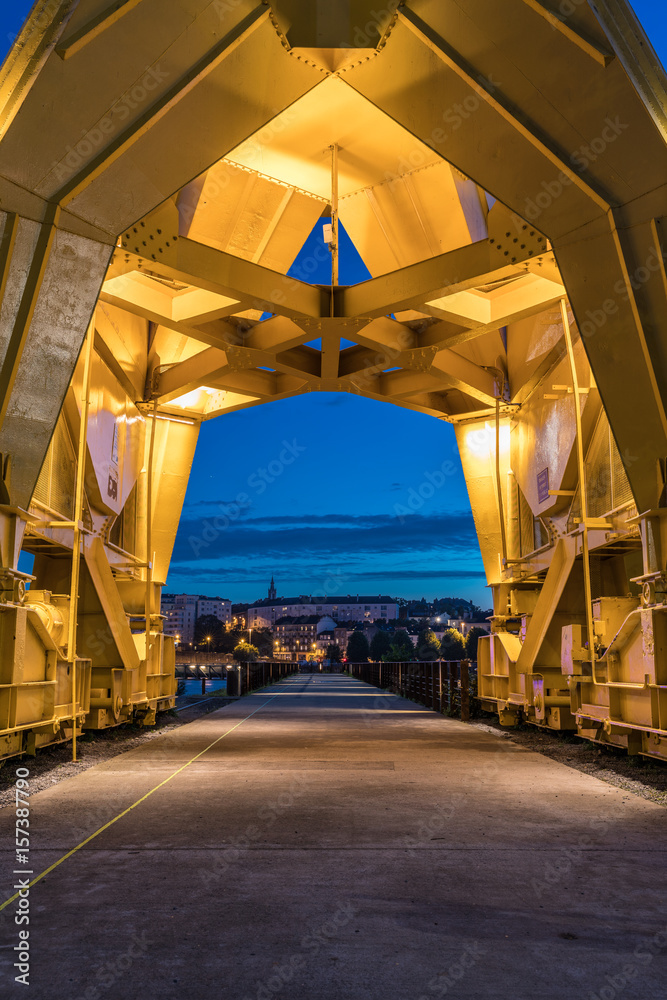 Sous la grue titan jaune de nuit (Nantes, France)