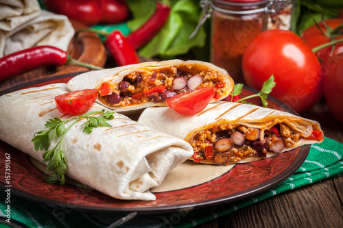 Burritos filled wiht minced meat, bean and vegetables.