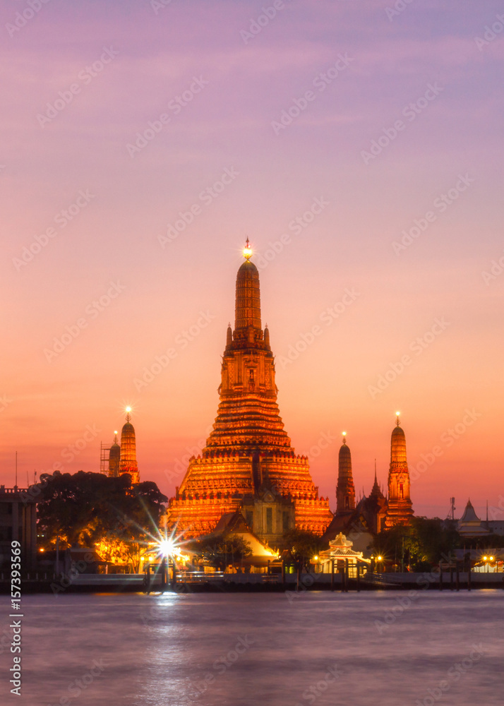 Naklejka premium Wat arun night view temple in bangkok, Thailand