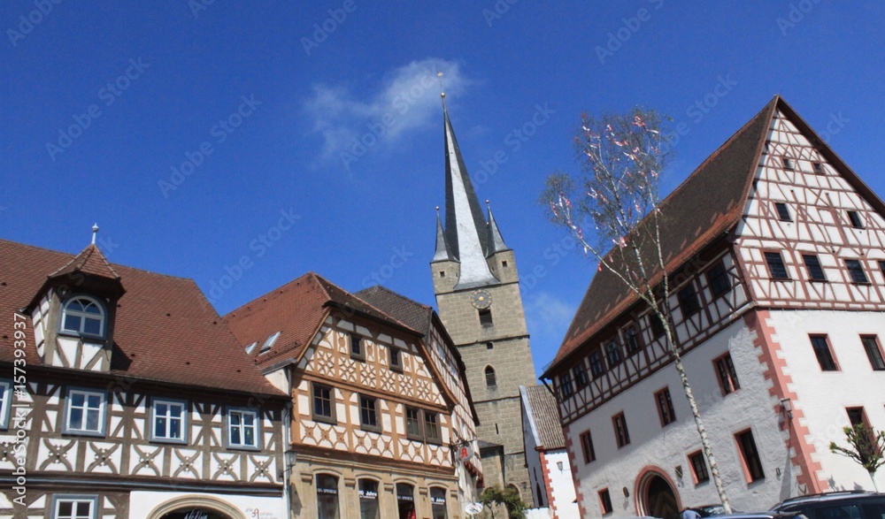 Romantisches Zeil am Main, Marktplatz der fränkischen Kleinstadt mit St. Michael und Rathaus