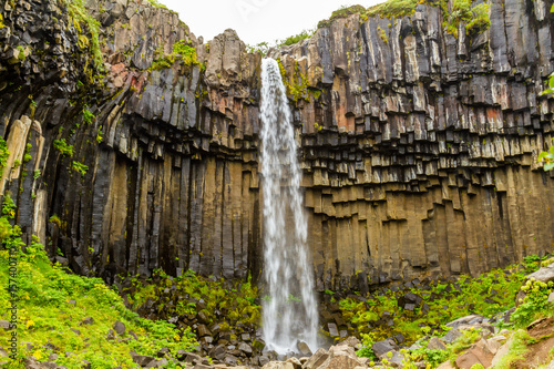 Wasserfall Svartifoss über Basaltsäulen photo