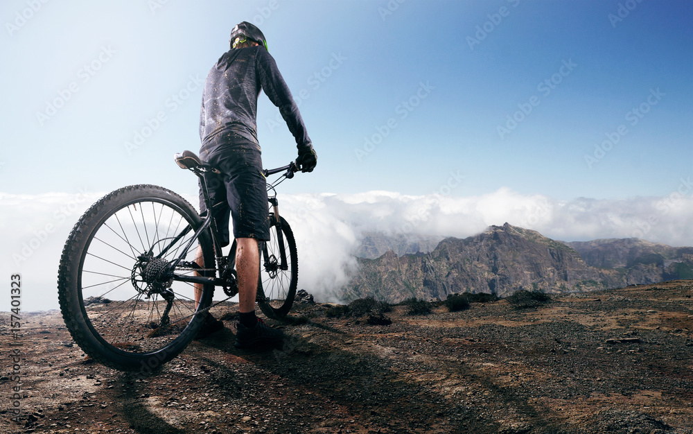 Fototapeta premium Mountainbiker auf Berggipfel