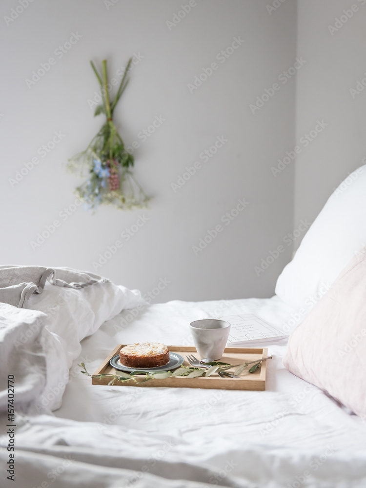 Frühstück im Bett mit Blumen Stock Photo | Adobe Stock