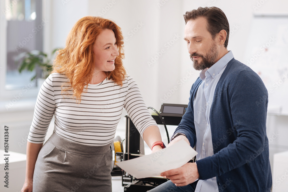 Obraz premium Delighted positive woman looking at her colleague