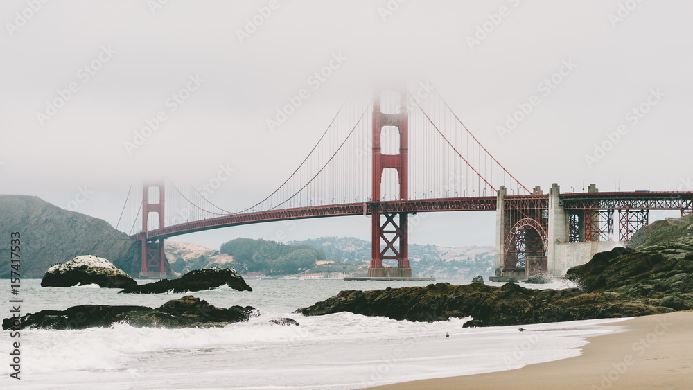 Obraz premium Foggy Golden Gate Bridge