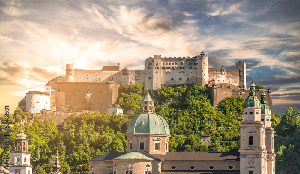 Naklejka premium Widok na miasto Salzburg, Austria, dom Mozarta,