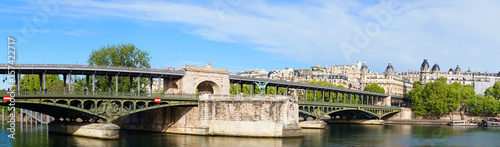 Photo of iconic bridge of Bir-Hakeim on a spring morning, Paris, France