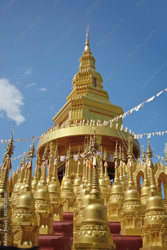 Naklejka premium Beautiful view of many golden pagoda in the temple in Thailand