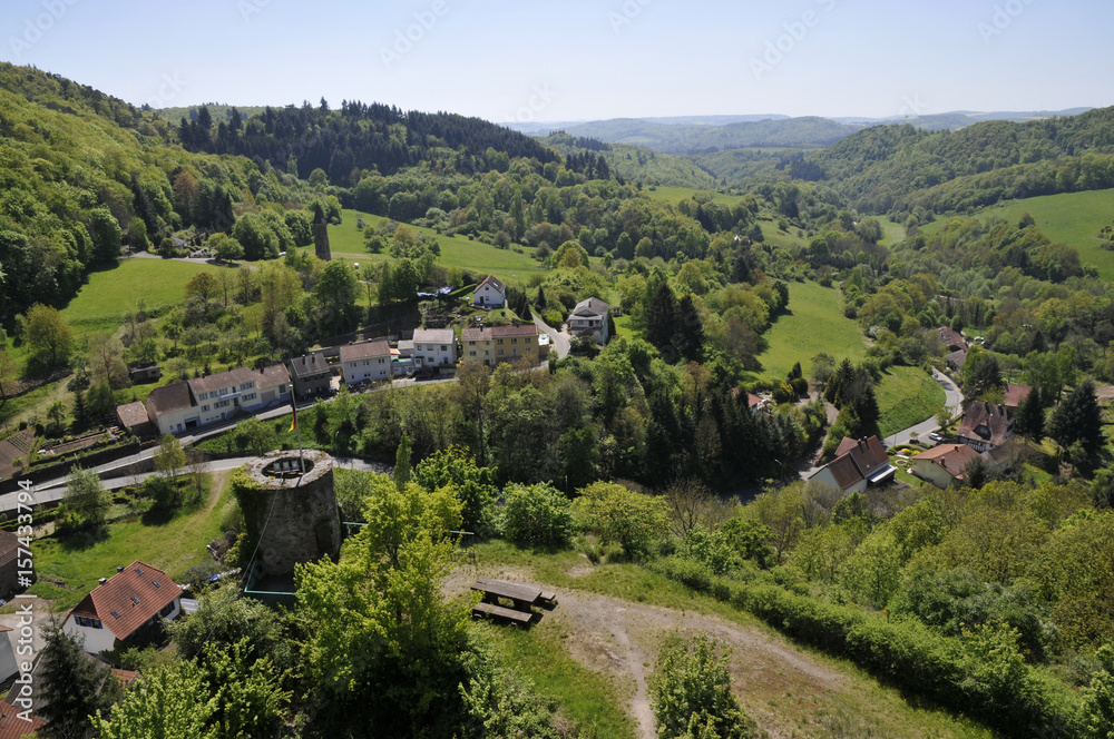 blick von burg falkenstein auf die ortschaft falkenstein am donnersberg