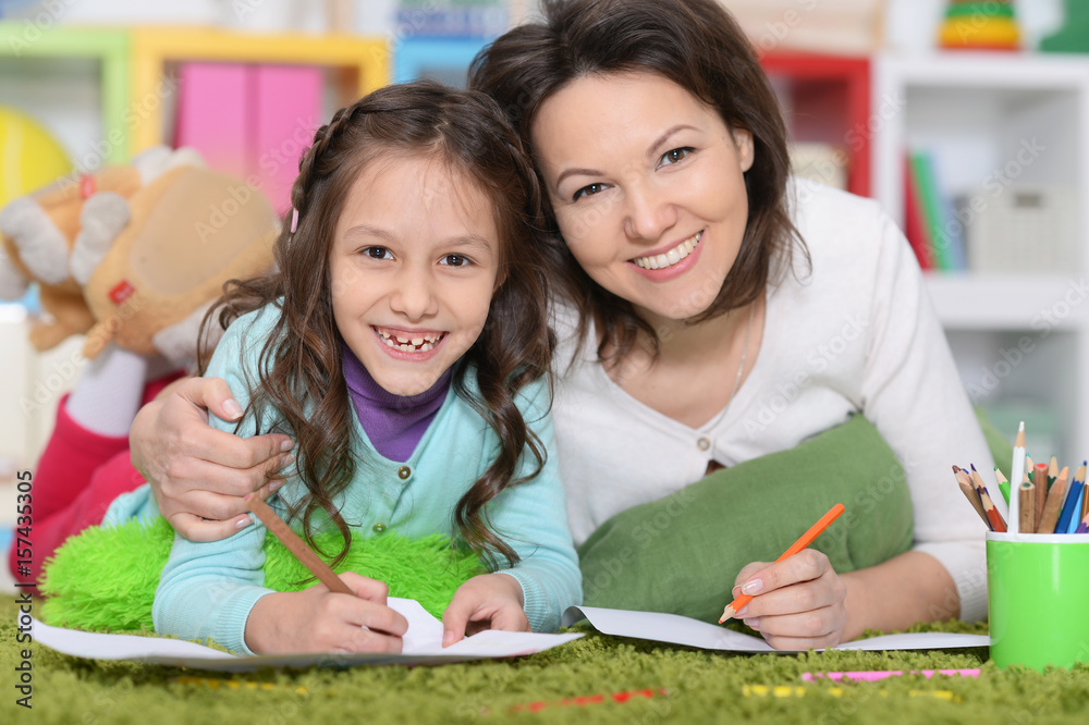 Mother and daughte drawing pictures