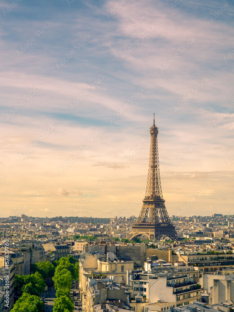 Fototapeta premium Paryski pejzaż miejski z wieżą eifla w zmierzchu. widok wieży Eiffla z Are de Triomphe