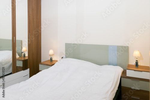 Dormitorio con lámparas en mesillas photo