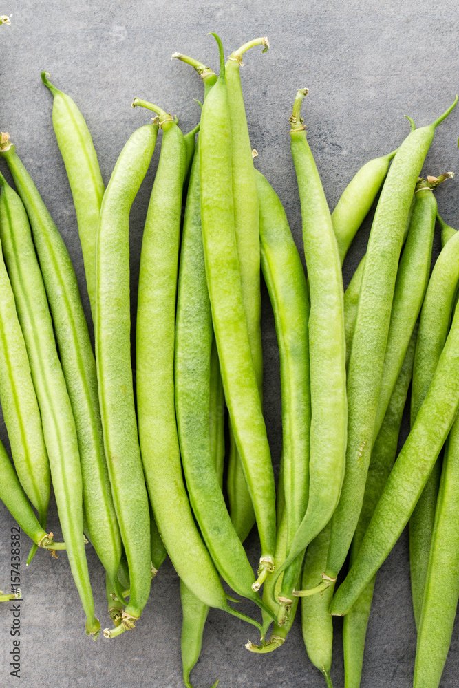 Obraz premium Green beans on a gray background.