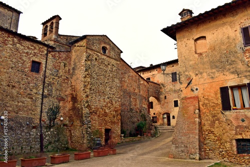 Fototapeta Naklejka Na Ścianę i Meble -  vecchio paese di Abbadia a Isola nel comune di Monteriggioni in Toscana Italia