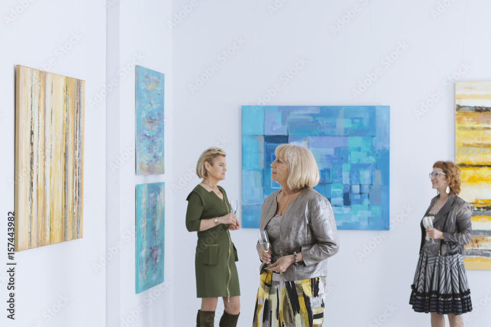 Obraz premium Looking at painting