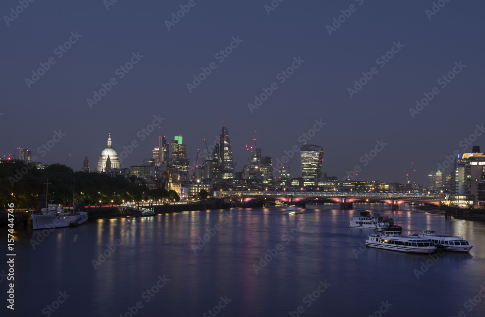 Obraz premium skyscrapers in london city with st paul's cathedral at night seen over thames river