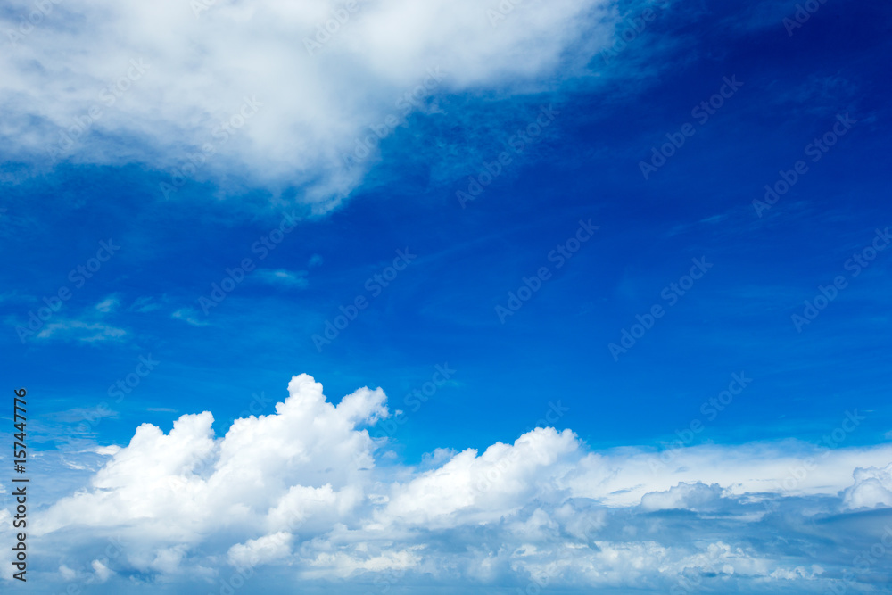 Obraz premium blue sky background with tiny clouds