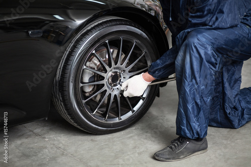 Quadro em tela Tire fitting shop