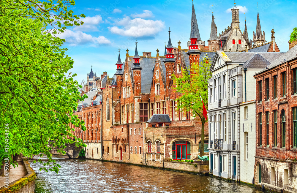 Naklejka premium Średniowieczne miasto Brugia w Belgii. Panorama i krajobraz vintage