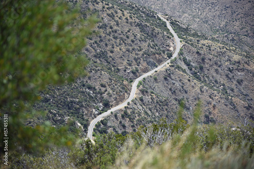 Nicht befahrene Straße an der Flanke eines Bergs in Arizona, von oben gesehen