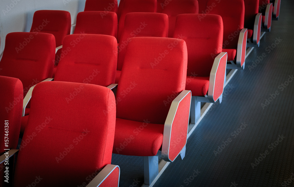 Naklejka premium fauteuil rouge dans une allée