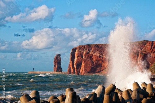 Der Fels, die Lange Anna auf Helgoland mit gischt vor dem Sturmtief Christian. photo