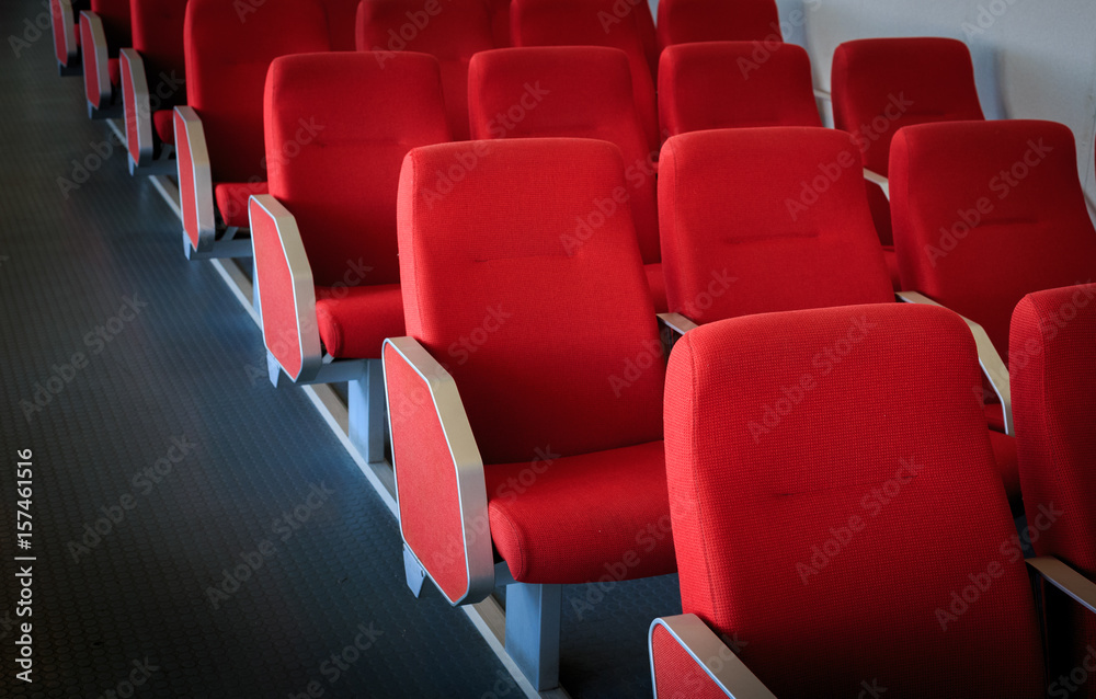 fauteuil rouge dans une allée fauteuil rouge dans une allée