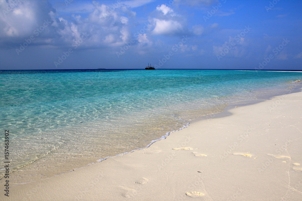 Blue Ocean seen from the beach of Ukulhas, Maldives