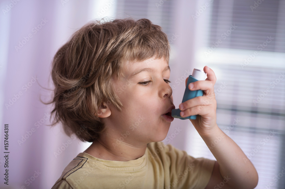 Foto de Boy using asthma inhaler to treat inflammatory disease ...