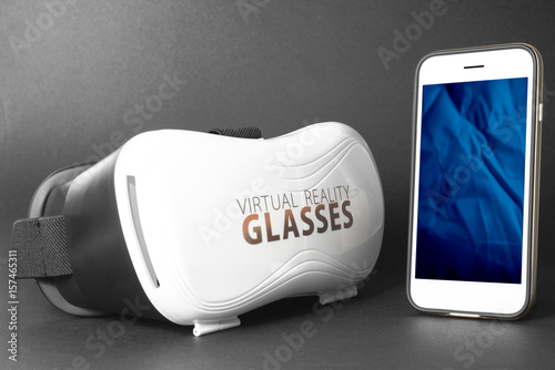 Okulary wirtualna rzeczywistość VR oraz telefon z niebieska poświata na ekranie