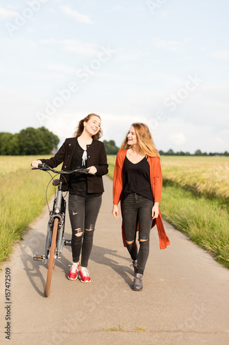 Freundinnen beim Radfahren © Christian Schwier