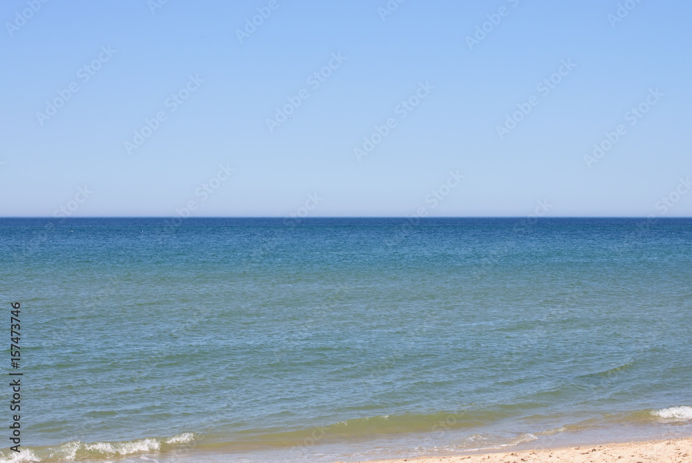 Sandstrand der Nordseeküste an einem sonnigen Frühlingstag mit Blick auf das Meer
Sandstrand der Nordseeküste an einem sonnigen Frühlingstag mit Blick auf das Meer