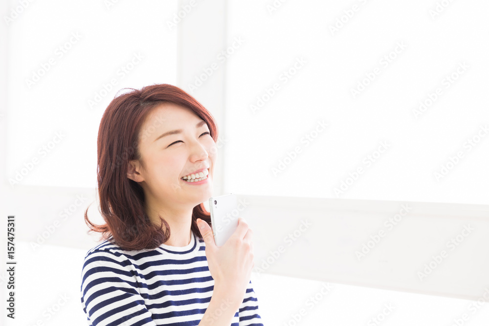 スマホを見る女性