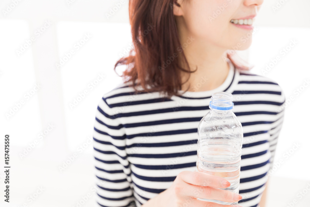 水を飲む女性 手元 水を飲む女性 手元