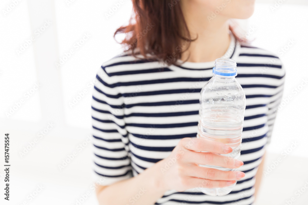 水を飲む女性　手元