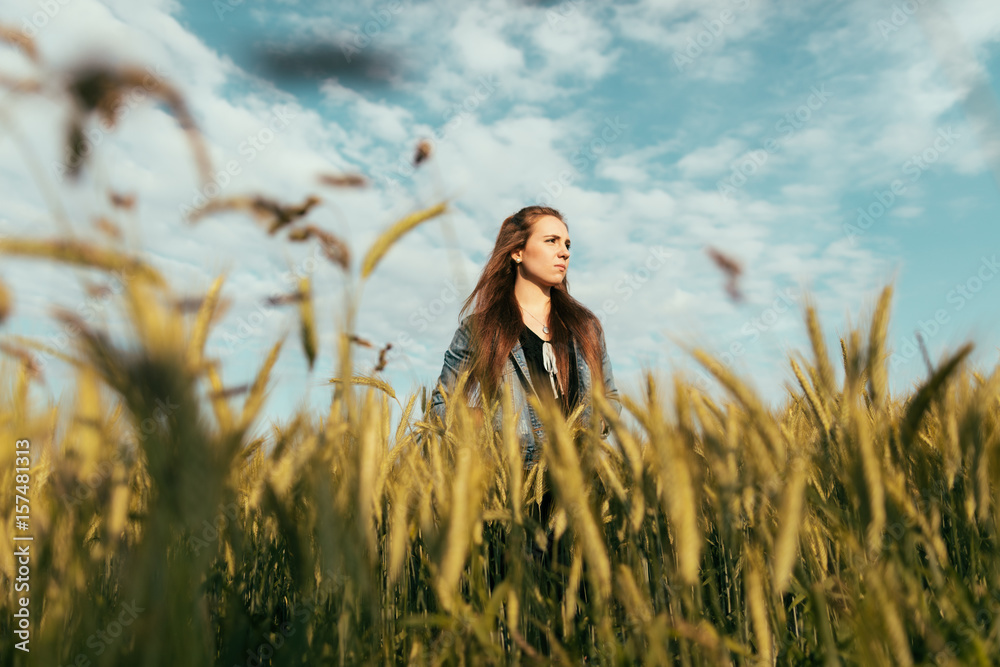 Obraz premium junge Frau im Kornfeld