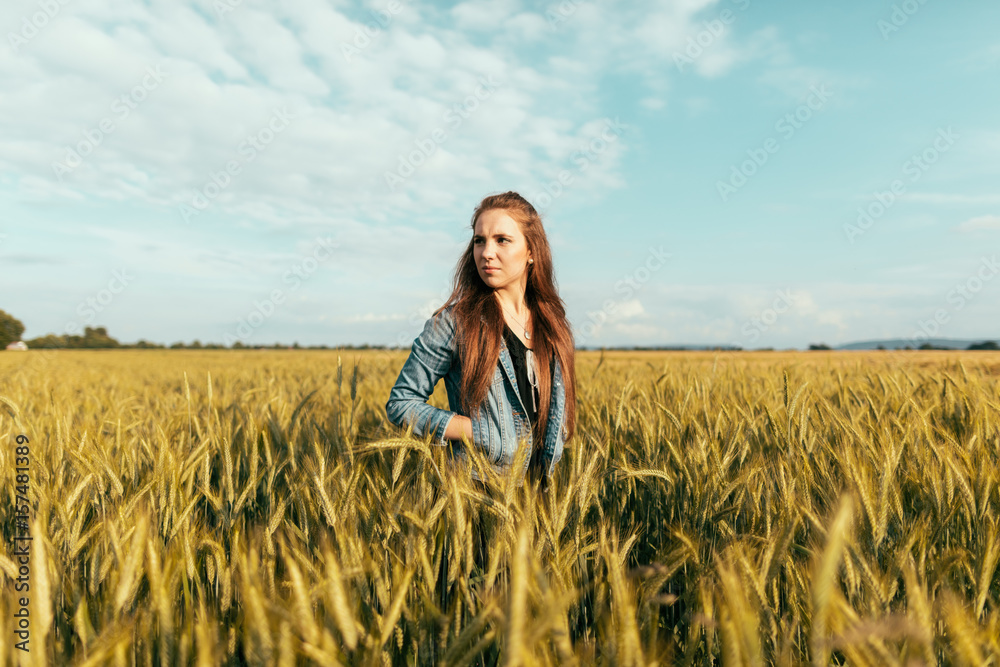 junge Frau im Kornfeld junge Frau im Kornfeld