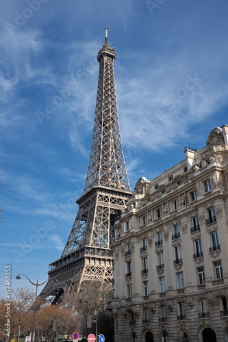 Tour Eiffel et immeuble, Paris
