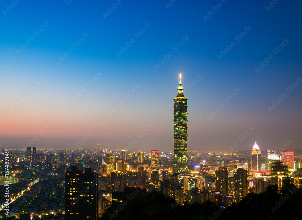 Fototapeta premium Taipei 101 skyscraper view and city skyline from elephant mountain with clear beautiful sunset sky at twilight night time