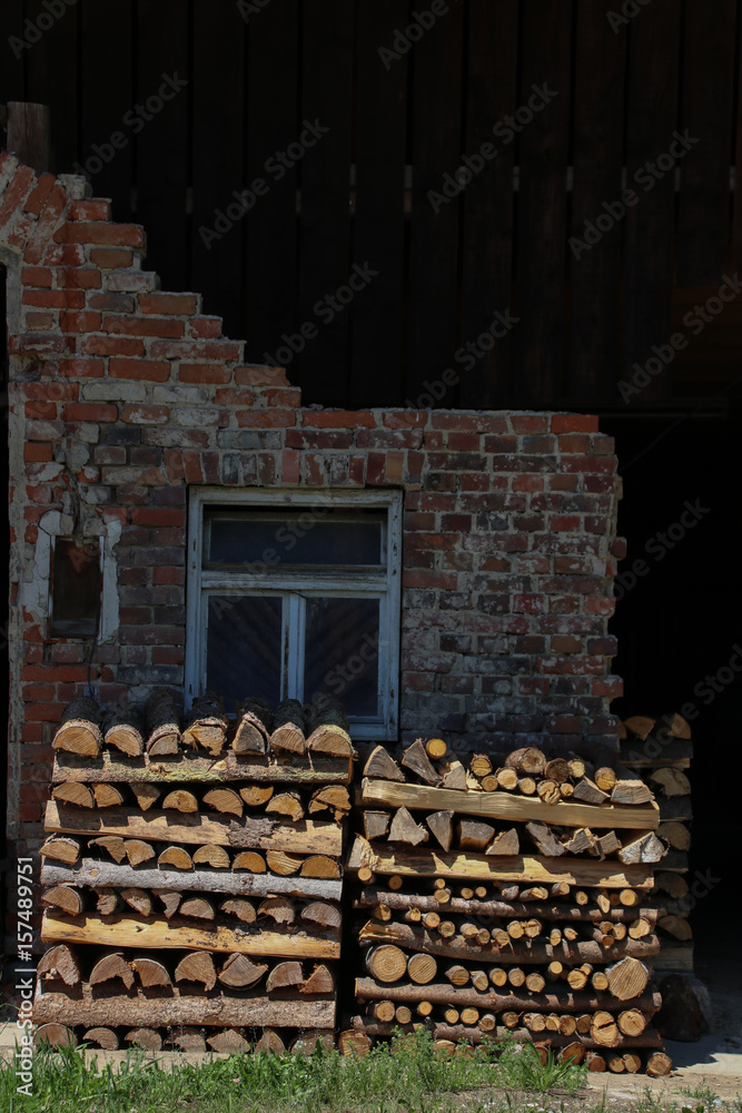 Holzstapel vor altem Haus