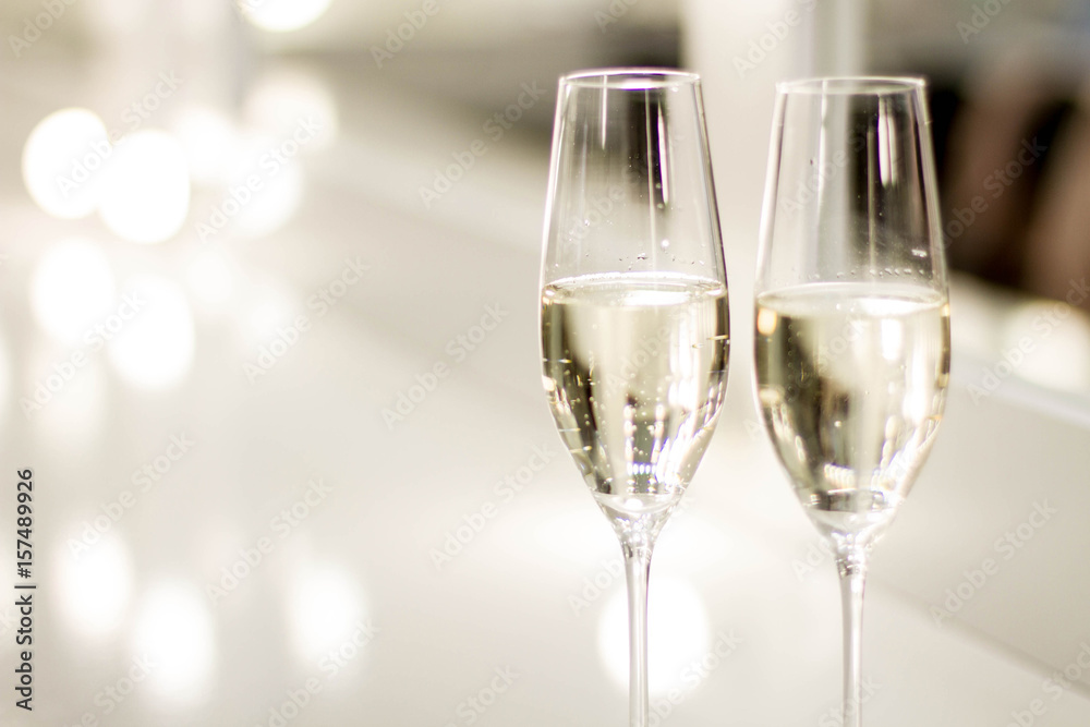 champagne glasses wich raspberries