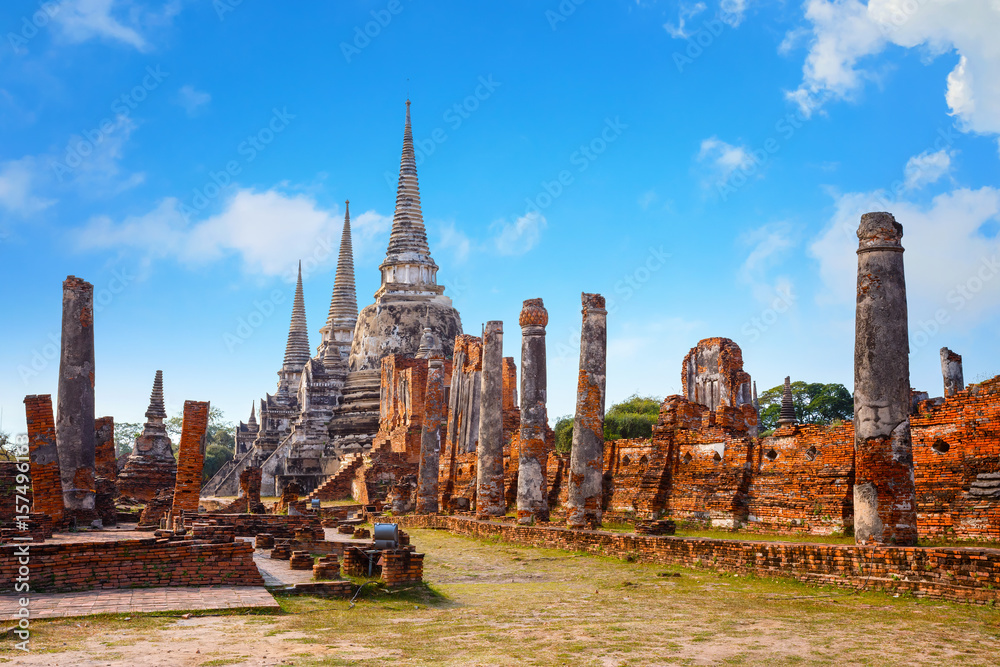 Obraz premium Wat Phra Si Sanphet temple in Ayutthaya Historical Park, a UNESCO world heritage site, Thailand