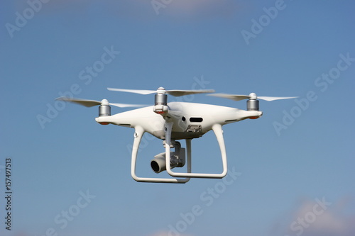 Weiße Kamera-Drohne - Foto Kopter für semiprofessionelle 4K-Luftaufnahmen